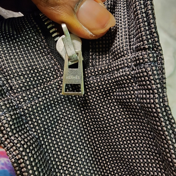 Hermes tote bag with zipper lock with gold hardware, still look like new - Picture 4 of 6